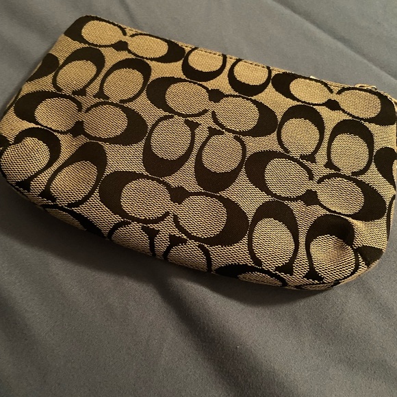 NWT Coach Park Signature Medium Wristlet - Picture 3 of 5